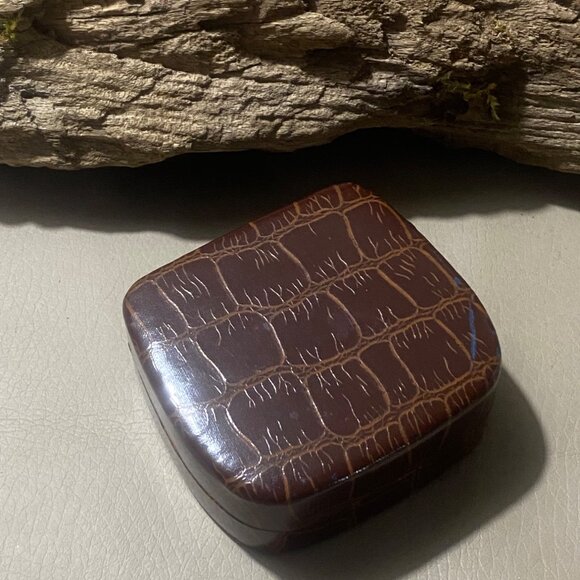 Vintage Swank Gold-Tone Screw Cufflinks With Saks-34th Case - Picture 7 of 7